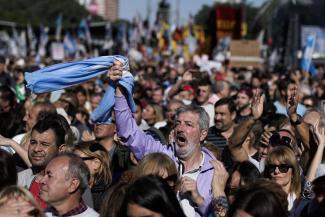 Im Mai protestierten tausende Menschen in Buenos Aires, Argentinien, gegen die Entscheidung von Präsident Mauricio Macri, den IWF um wirtschaftliche Hilfe zu bitten.