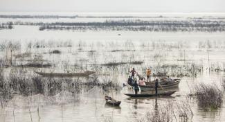 Hannibal Hanschke/picture-alliance/dpa Fischer in der Lagune von Lagos.