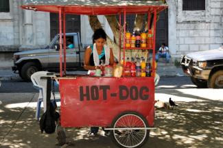 Fast-Food-Verkäuferin in Nicaragua.