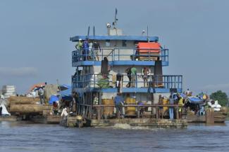 Experts agree on the need for industrial policy: freighters transport tropical timber along the Congo near Kinshasa in the DR Congo.