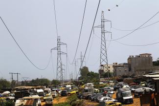 Regionale Gemeinschaften stellen ihre eigenen Handelsregeln auf, westafrikanische Länder handeln zum Beispiel zunehmend untereinander mit Strom: Übertragungsleitungen in Abidjan, Elfenbeinküste.