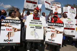 ActionAid-Plakate bei Demonstration für Steuergerechtigkeit in Lusaka, der Hauptstadt Sambias.