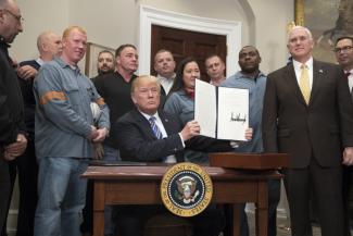 Trump lud Stahlarbeiter ein, bei der Unterschrift des Zollerlasses zuzuschauen.