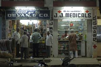 Der Aufstieg begann daheim: Apotheke in Bangalore.