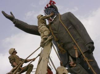 US-Soldaten reißen 2003 Statue von Saddam Hussein nieder.