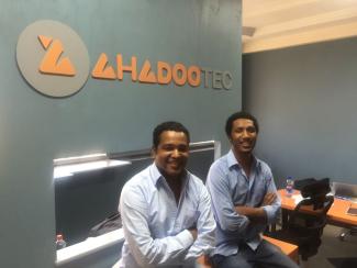 Eskinder Mamo (rechts) and Amanuel Abrah gründeten AhadooTec ICT Solutions in Addis Abeba.