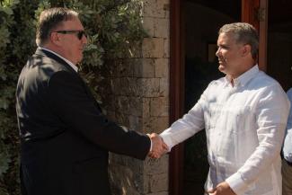Colombian presidency/picture-alliance/AP Photo Wenn Kolumbien und die USA Kokaplantagen wieder mithilfe von Chemikalien zerstören, stärkt das die organisierte Kriminalität statt sie zu schwächen: Außenminister Mike Pompeo besuchte Präsident Iván Duque im Januar.