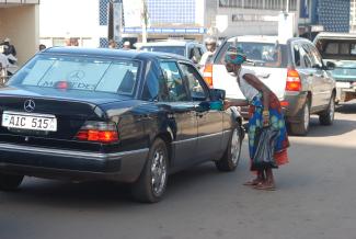 Alte Frau bettelt in Freetown.