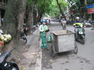 Straßenfegerin in Hanoi.