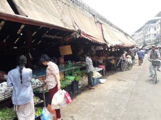 Markt mit Lebensmitteln aus Myanmar in der thailändischen Grenzstadt Mae Sot.