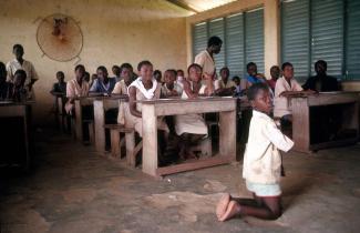 Körperliche Züchtigung und Erniedrigung gehören in vielen Ländern noch zu den schulischen Erziehungsmaßnahmen wie hier in Benin.