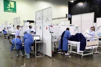 Weltweit steigen die Gesundheitskosten: Provisorisches Covid-19-Krankenhaus in einer Messehalle in Mexiko-Stadt.