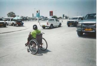 Ayeh Menschen mit Behinderung haben es schwer im afrikanischen Alltag: Rollstuhlfahrer in Ongwediva, Namibia.