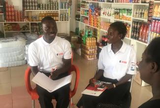 STCCI-Mitarbeiter Abigail Asante (r.) und Aidoo Atta Panyin bei der Datensammlung für den Konjunkturbericht in der Western Region in Ghana.
