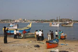 Fischerboote und Touristen in Mangaluru.