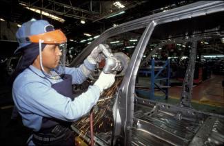 The lack of skilled and specialised workers is particularly evident in advanced manufacturing and high-tech industries: employee in a Nissan car factory in Guernavaca, Mexico.