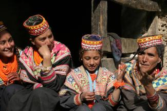 Frauen und Mädchen vom Volk der Kalash.