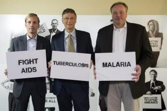 Jean-Christophe Bott/picture-alliance/dpa Gemeinsames Engagement: Dirk Niebel zusammen mit Bill Gates und Mark Dybul, dem Exekutivdirektor des Global Fund to Fight AIDS, Tuberculosis and Malaria beim Weltwirtschaftsforum in Davos im Januar 2013.
