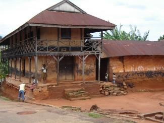 Ofori Wackeliges Fundament.