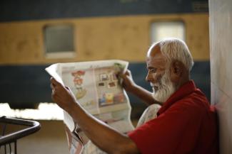 Zeitungen können die Realität nicht ungefiltert abbilden: Leser an einem Bahnhof in Dhaka.
