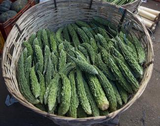 Bittermelone auf einem Markt in Kerala in Indien.