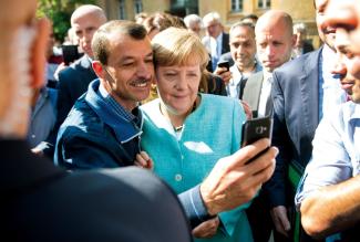 Geflohener macht Selfie mit Merkel: Bilder wie dieses haben Deutschlands Reputation gut getan.