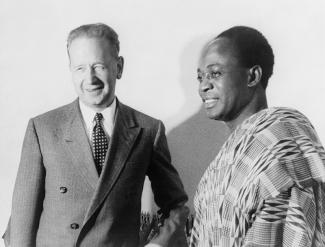 Dag Hammarskjöld und Kwame Nkrumah, der als erster Regierungschef des unabhängigen Ghanas ein Wortführer der blockfreien Länder war.